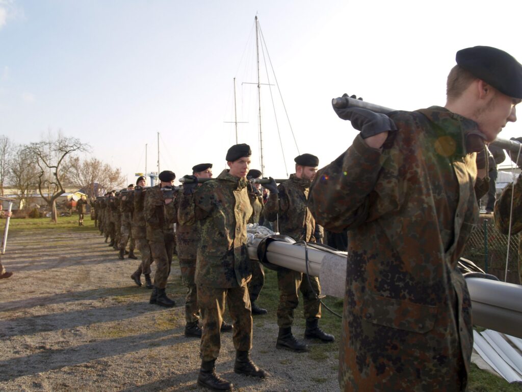 Transport des Mastes durch die Bundeswehr