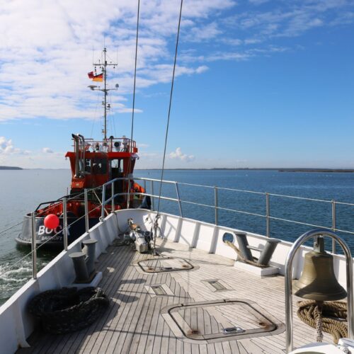 Die Wappen wird in die Werft geschleppt.