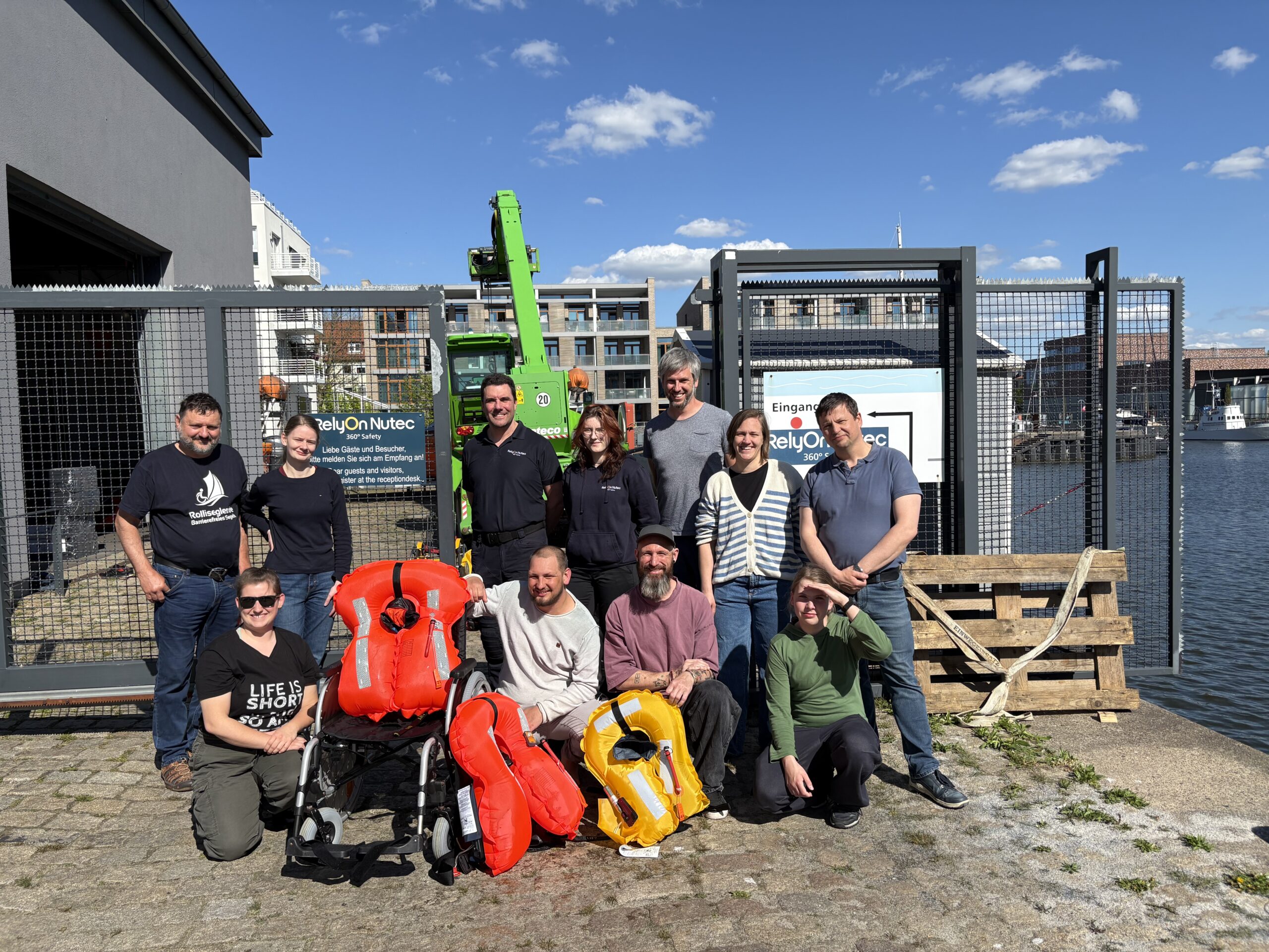 Sicherheitstest von Rettungswesten für Rollstuhlfahrende auf dem Weg zur Barrierefreiheit auf See